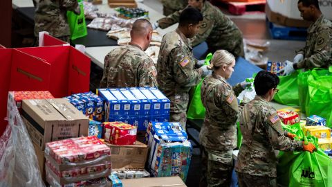 La Guardia Nacional ayuda en la preparación de alimentos para un banco de comida en el Valle de Coachella en California.
