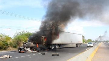 Vehículos incendiados en Guanajuato.