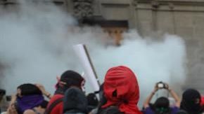 Manifestantes arrojaron bombas molotov.