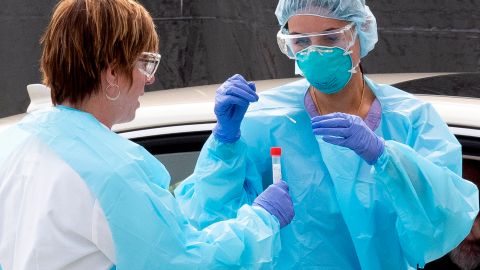 Personal médico toman muestras afuera de una clínica en San Francisco.