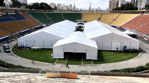 El gobierno de Sao Paulo levantó un hospital de campaña en el histórico estadio Pacaembu.