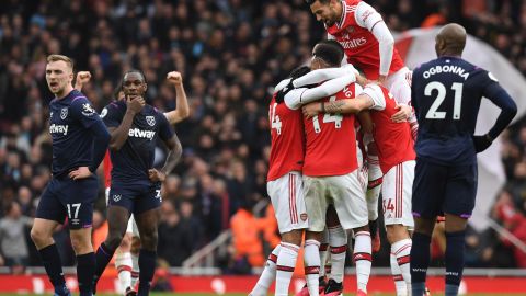Los partidos de la Premier League se disputarían sin aficionados en ese rango de edad.