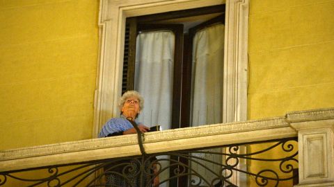 Adultos mayores son más vulnerables a la enfermedad.