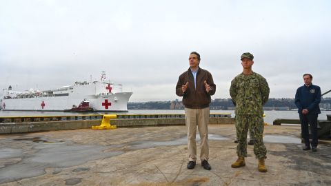 El buque Comfort llegó este lunes a Nueva York, y el gobernador Andrew Cuomo aseguró que las 1,000 camas hospitalarias que ofrece, serán de mucha utilidad en medio de la crisis del coronavirus