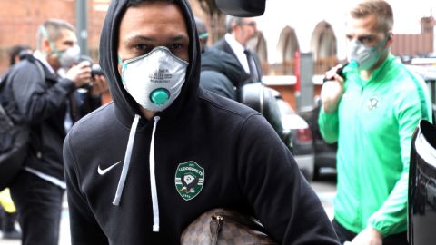 Los jugadores del Ludogorets llegando a Milán con cubrebocas para su compromiso en la Europa League.