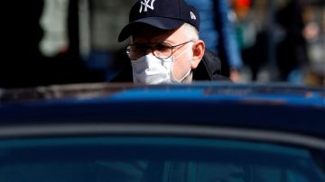 An elderly New Yorker wears a protective mask on Tenth Avenue in New York, New York, USA, 16 March 2020. New York Governor Andrew Cuomo announced broad restrictions on public life today with many nonessential businesses ordered closed, bars and restaurants will be limited to takeout and delivery in order to fight the spread of the Covid-19 Coronavirus. Mass transit buses and subways will remain open. (Abierto, Estados Unidos, Nueva York) EFE/EPA/Peter Foley