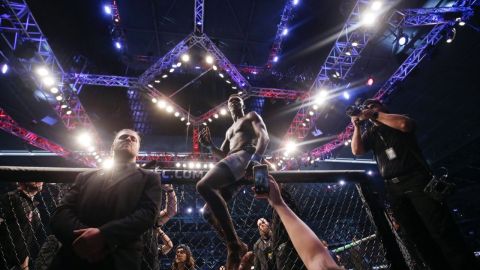 Israel Adesanya festeja su triunfo sobre Robert Whittaker.