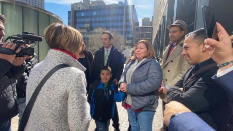 La inmigrante mexicana Aide Maldonado junto a su abogado en Federal Plaza.