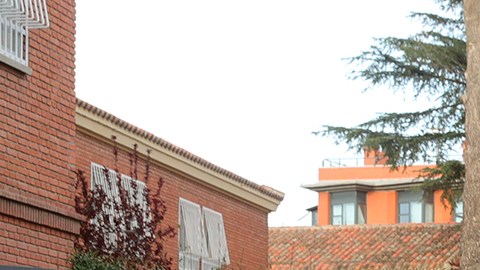 Dos mujeres salen de la residencia de ancianos Monte Hermoso.