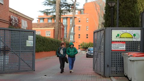 Dos mujeres salen de la residencia de ancianos Monte Hermoso.