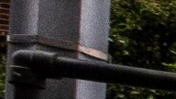 Personas con el rostro protegido y a distancia entre sí en el centro de Los Ángeles.