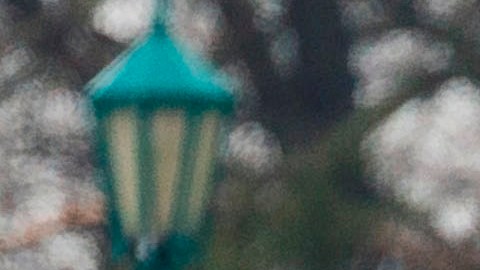 Un oficial de policía custodia la entrada a la zona donde opera un nuevo laboratorio para pruebas de coronavirus en la localidad de Rochelle in New Rochelle.