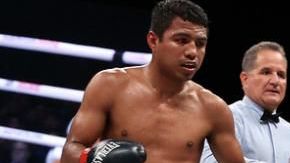 Román González capturó el título supermosca AMB.