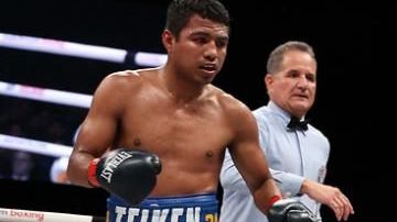 Román González capturó el título supermosca AMB.