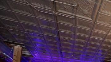 Restaurantes como este steakhouse de Greenville, Texas, se han quedado solos.