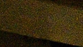 Un hombre con una máscara facial ingresa a la estación de metro de Times Square en NY.