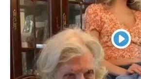 Al parecer, esta abuela no tiene nada qué celebrar.