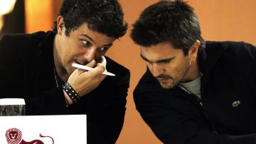 Spanish singer Alejandro Sanz (L) and Colombia's juanes talk during a press conference April 18, 2010 in Santo Domingo, to publicize the charity concert "Un canto de esperanza por Haiti" (A Song of Hope For Haiti), to be offered by several renowned artists today to raise funds to build a child hospital in Port-au-Prince. AFP PHOTO/Erika SANTELICES (Photo credit should read ERIKA SANTELICES/AFP via Getty Images)