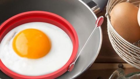 Haz huevos perfectos con el anillo Chef Buddy.