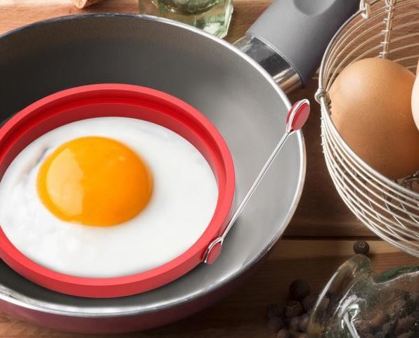 Haz huevos perfectos con el anillo Chef Buddy.