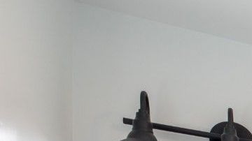 Puedes tomar pequeñas ideas y sin tanto costo para darle una apariencia similar al de este bello baño.