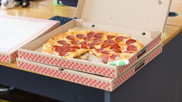 Aunque parece que es más, en realidad dos pizzas grandes no tienen tanto producto.