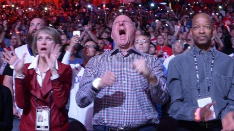 Steve Ballmer, uno de los magnates más poderosos de los deportes.