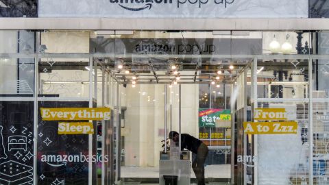 Buscan trabajadores para el almacén y los puestos de distribución.