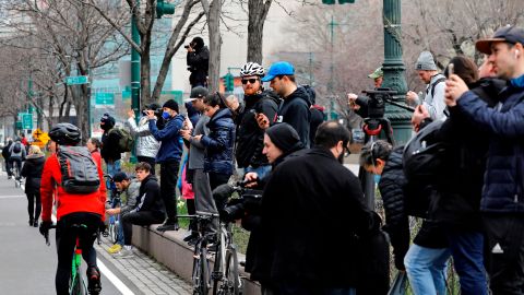 Decenas llegaron al oeste de Manhattan para ver al buque.