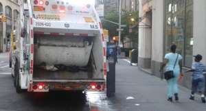 Conductor muere al chocar con camión de basura en Nueva York