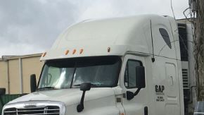 Camiones de transporte en aprietos.