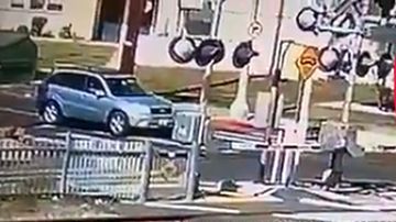 Un segundo después el tren arrastró el auto al chocar.