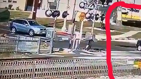 Un segundo después el tren arrastró el auto al chocar.