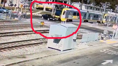 Un segundo después el tren arrastró el auto al chocar.