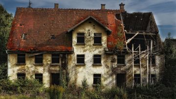 Aunque una casa en ruinas jamás la verías como hogar, sí podrías verla como inversión.
