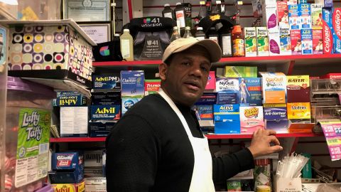 Cándido Arcangel, un bodeguero dominicano de Brooklyn, está sufriendo el impacto económico por la crisis de salud.