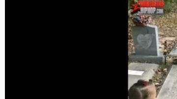La bebé saluda y lanza besos al aire.