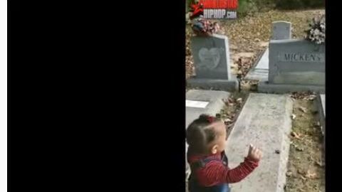 La bebé saluda y lanza besos al aire.