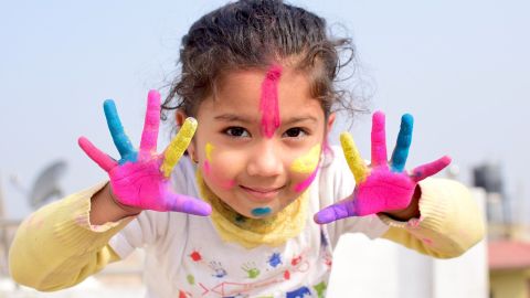 Dibujar es una maravillosa actividad para tus hijos en casa.