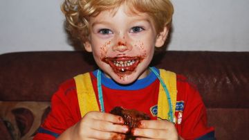 chocolate-niño-feliz-pxhere