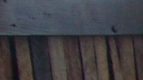 Libera tu colchón de toda las sábanas para comenzar la faena.