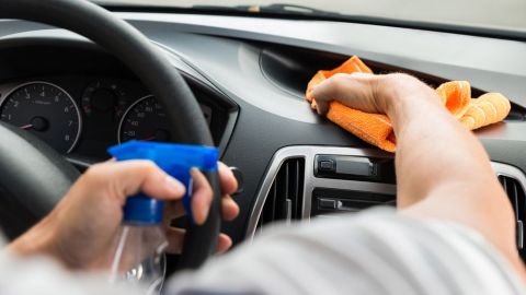 Limpia y desinfecta el interior de tu auto