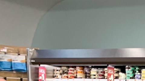 Todas las tiendas que venden alimentos y bebidas están exentas del cierre general en NY.
