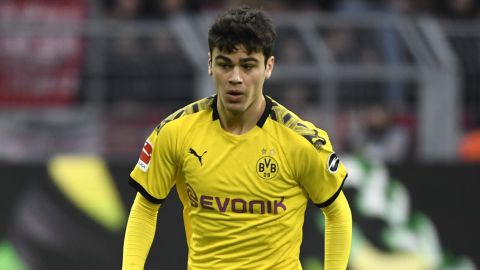 El futbolista tiene 17 años y ya marcó gol con el Borussia Dortmund.