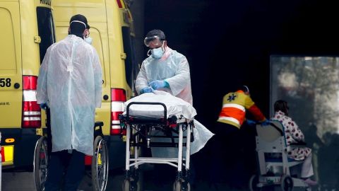 Personal medico en el Hospital de Bellvitge en L'Hospitalet (Barcelona), este viernes.
