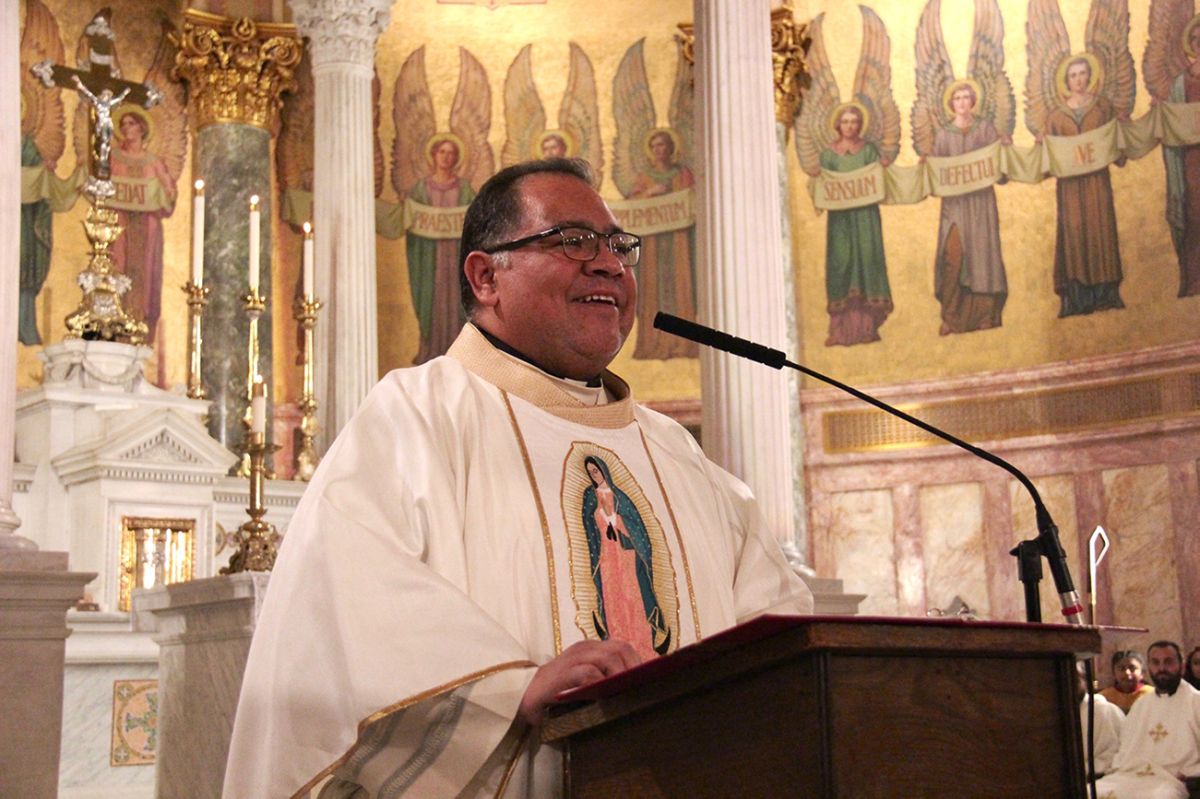 Padre Jorge Ortiz-Garay mientras oficiaba una misa.