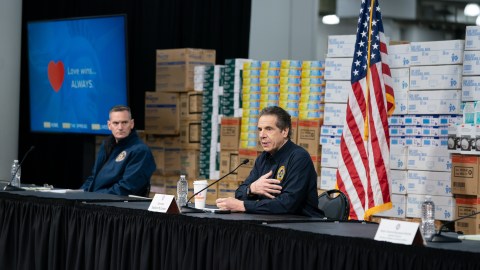 Cuomo insiste que NY necesita, como mínimo, 30,000 ventiladores adicionales.