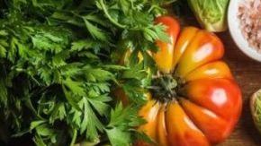 Elige alimentos naturales como frutas y vegetales.