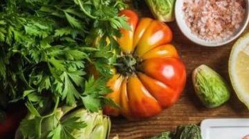Elige alimentos naturales como frutas y vegetales.