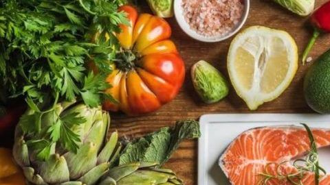 Elige alimentos naturales como frutas y vegetales.